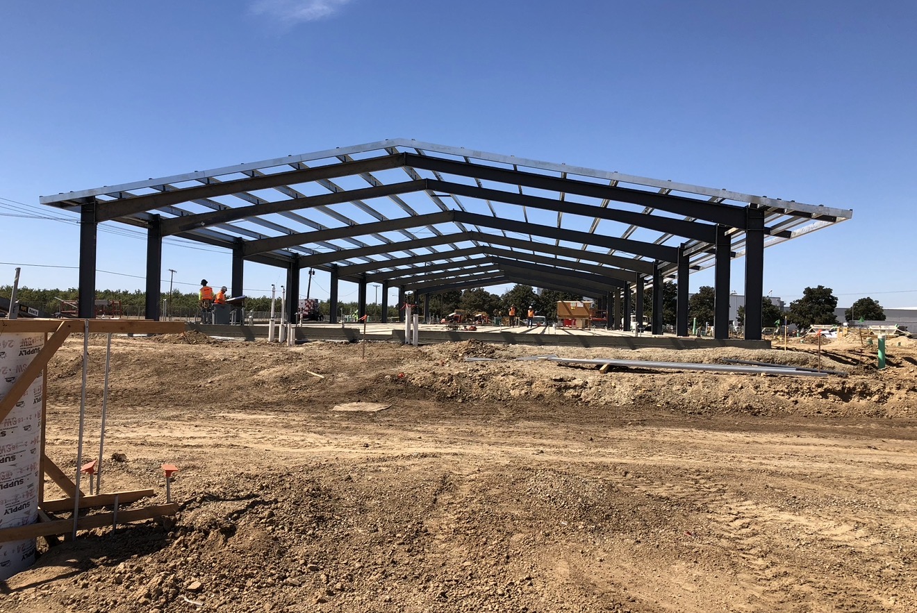 Large-span engineered steel frame ready for envelope on a Florida specialty structure